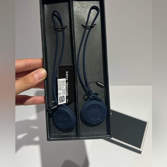 ๐ Air Tags & Airpod Case - Picture 2 of 5